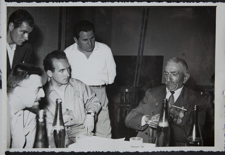 Trieste, luglio 1956, A.N.P.I. provinciale, Alcide Cervi conversa con alcuni ospiti